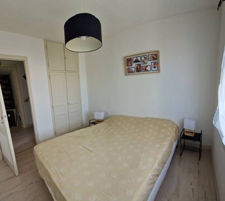 Spálňa 3 na 1. poschodí: 140 dvojlôžkov. S klimatizáciou, zabezpečeným oknom a automatickou uzávierkou.