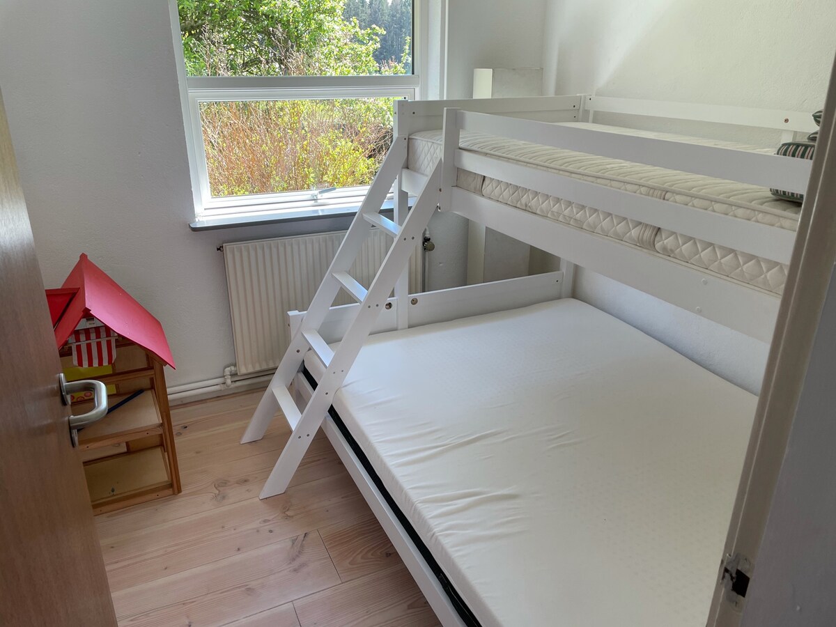 חדר ילדים עם מיטת קומותיים ונוף לגן