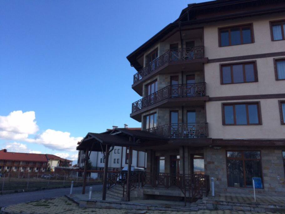 Ons apartement ligt op de eerste verdieping , op 100 m van de Gondola , start van alle ski-activiteit