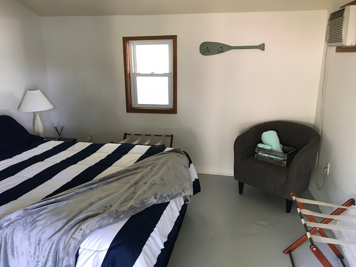 Dhoma e gjumit #4 Queen (e shkëputur nga shtëpia) - e lidhur me garazhin.  Ka ajër të kondicionuar, por nuk ka banjë ngjitur.