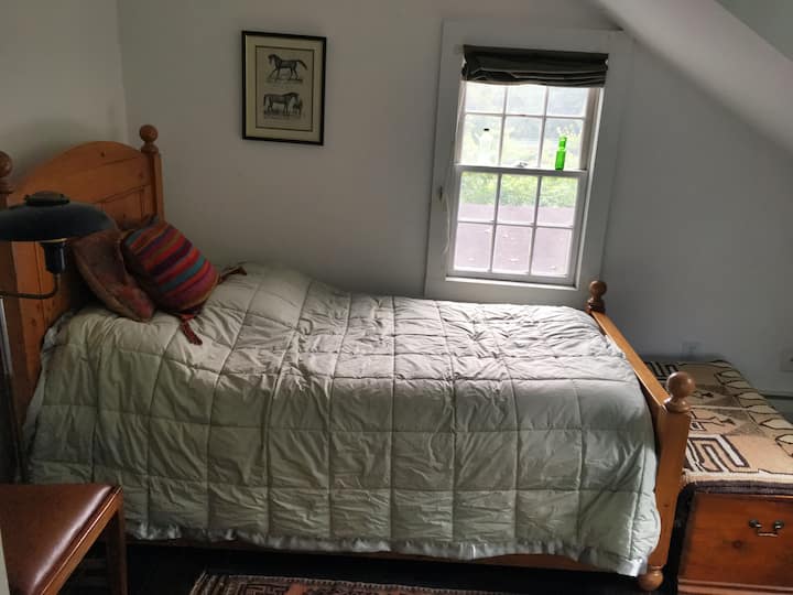 تقع غرف النوم الثالثة أيضًا في الطابق الثاني عبر الهبوط