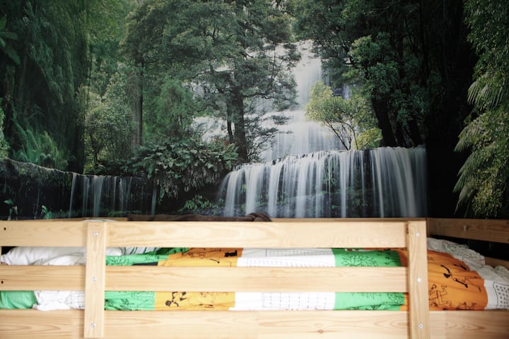 Детска двуетажна стая с водопад (2 x единичен + матрак)