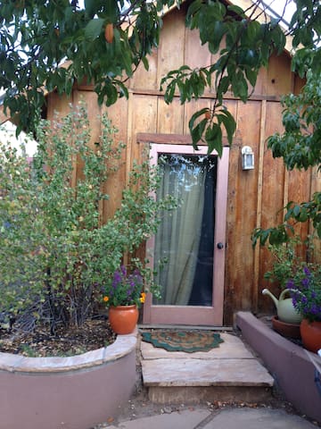 Charming guest house near railyard and plaza