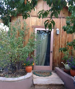 Charming guest house near railyard and plaza