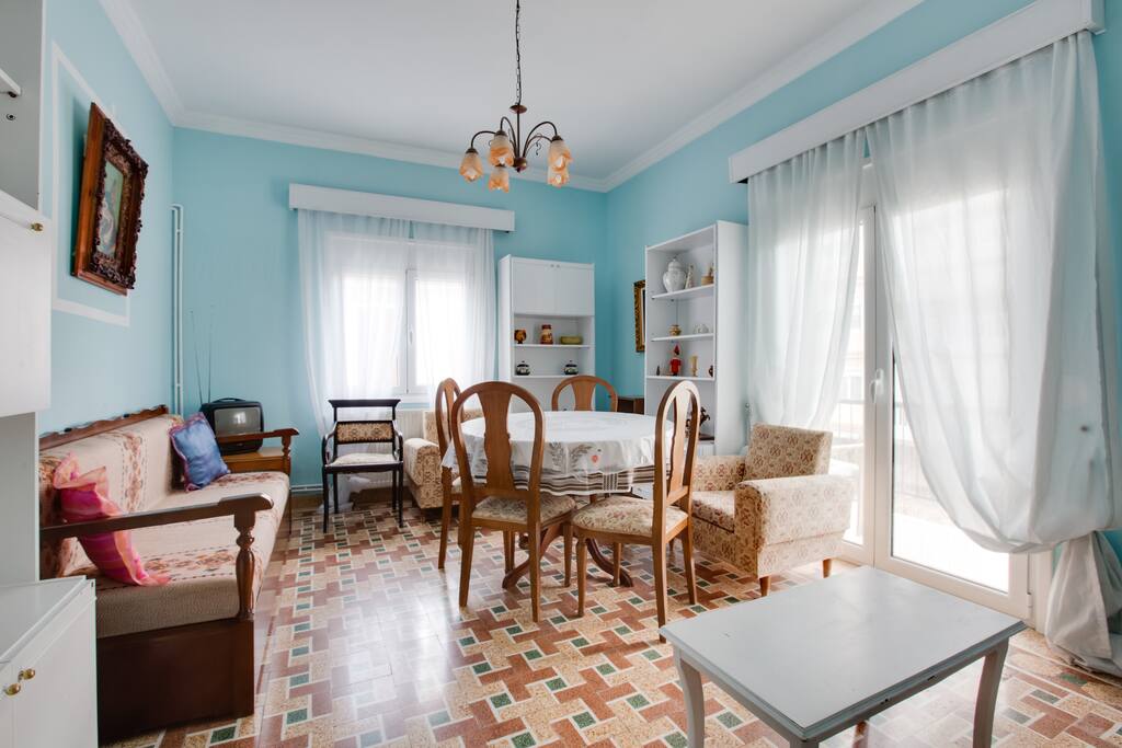 An airy and spacious living room that can accommodate and sleep two more people as the sofas become double beds. Modern retro chic decoration to suit all visitors