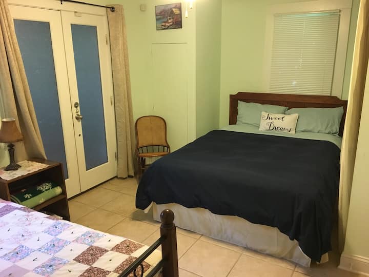 Kitanda aina ya Queen katika chumba cha kulala cha pili 