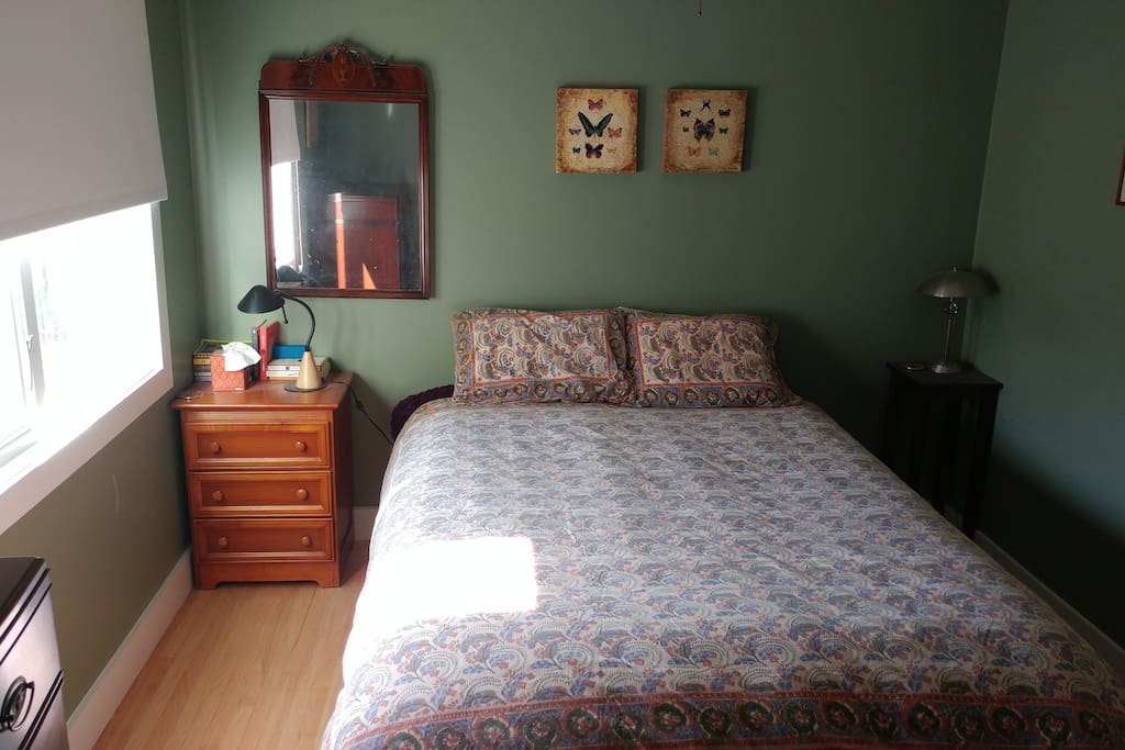 Queen bed, access to closet.