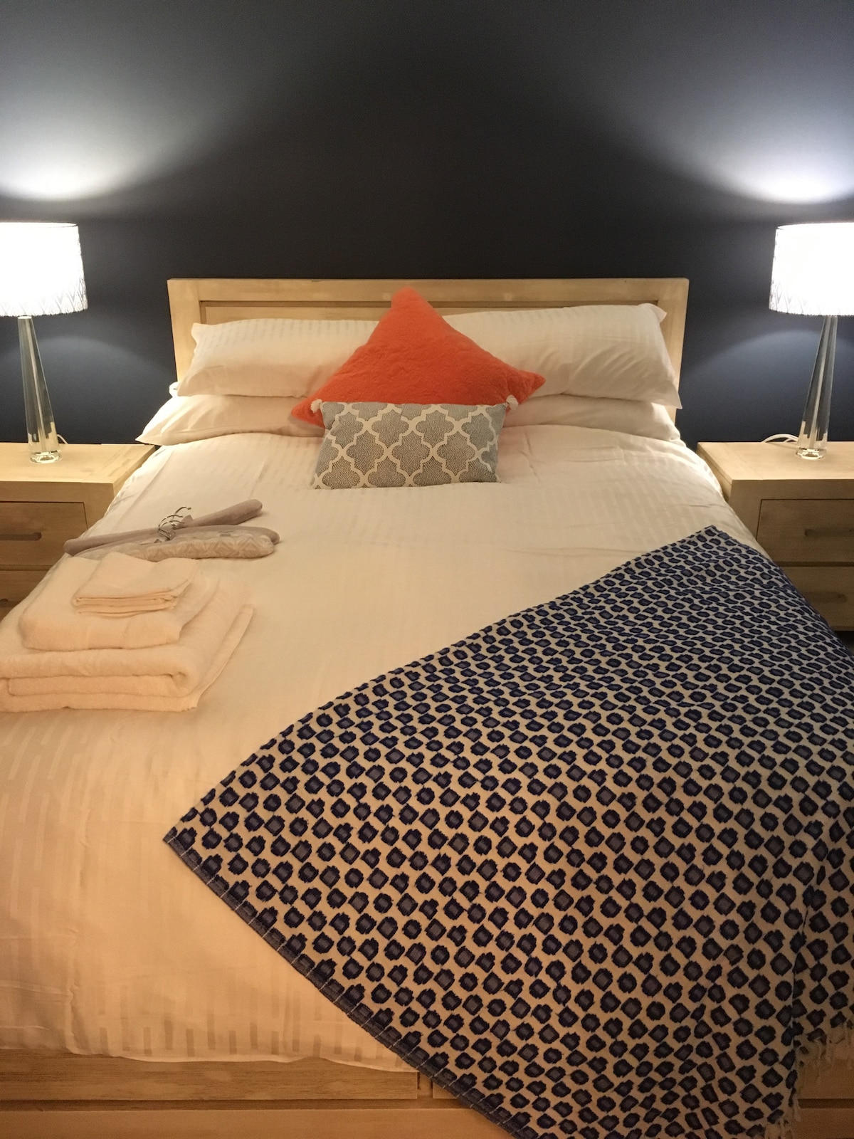 Cama doble azul en la habitación