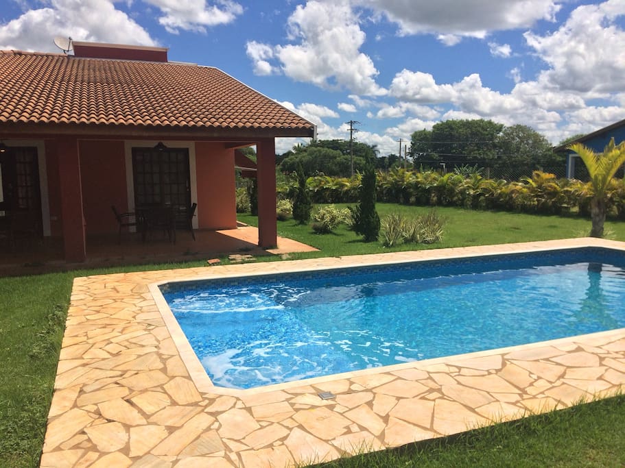 Vista da área gourmet para a piscina