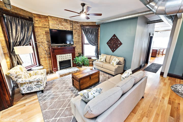 WrigleyVilla – 1/2 Block From Wrigley Field!