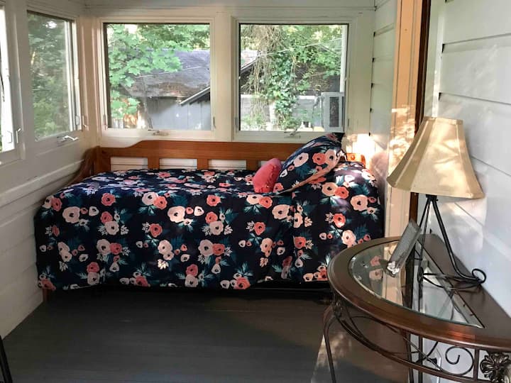 阳光房的双人床