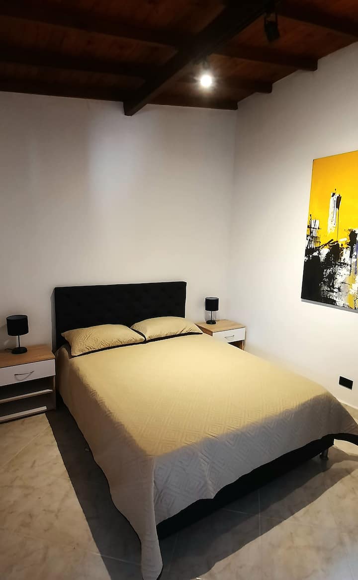 Тази стая разполага с Android телевизор 