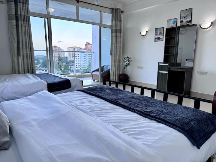 Schlafzimmer 2: mit eigenem geräumigen Badezimmer, 2 Doppelbetten, Nachttischschubladen, großen Doppelschränken, Kommode und Schminktisch und Schminktisch.