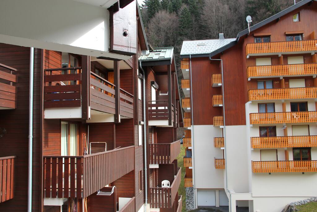 La vue du balcon donne sur la piste qui redescend et sur les télécabines.