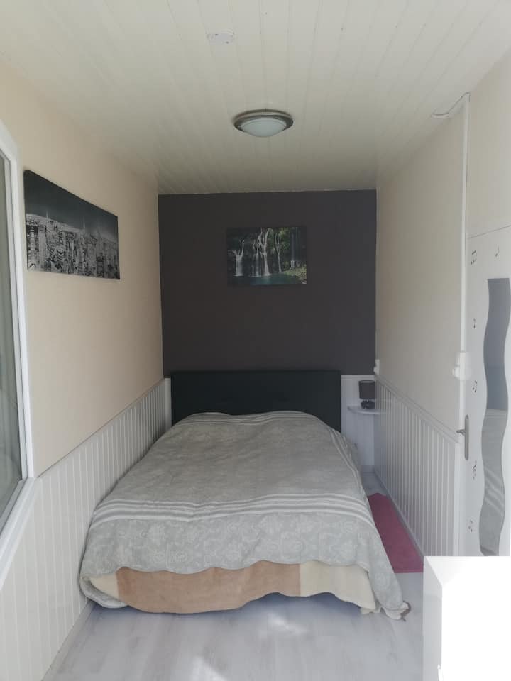 ห้องนอน 2 ห้องพร้อมเตียง 1 หลังขนาด 140 ตร.ม.