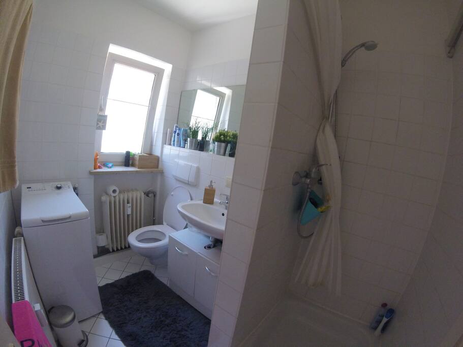 Sauberes helles Badzimmer