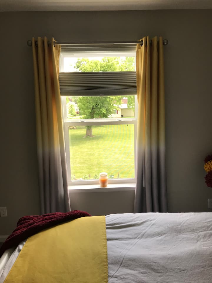 Tazama kutoka kwenye dirisha la chumba cha kulala. Punguza vivuli kwenye madirisha yote