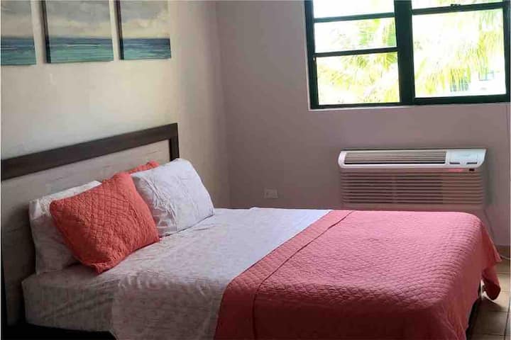 プールの景色が楽しめるマスターベッドルーム