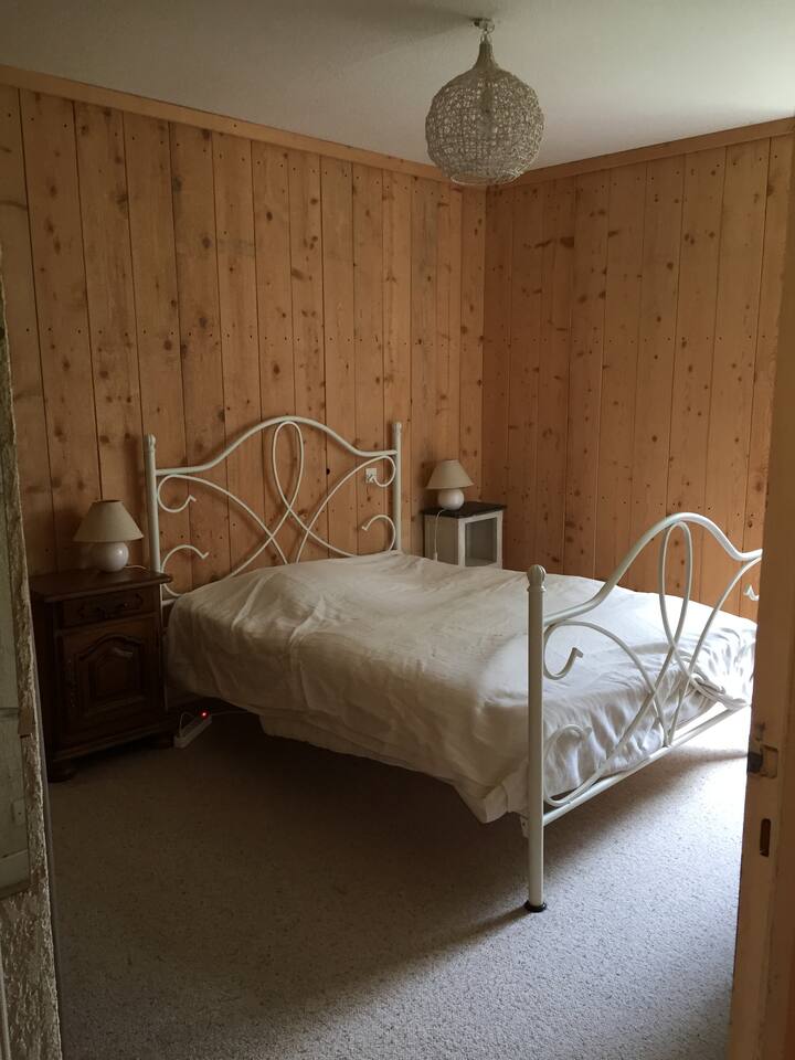 Bedroom double bed on the garden side