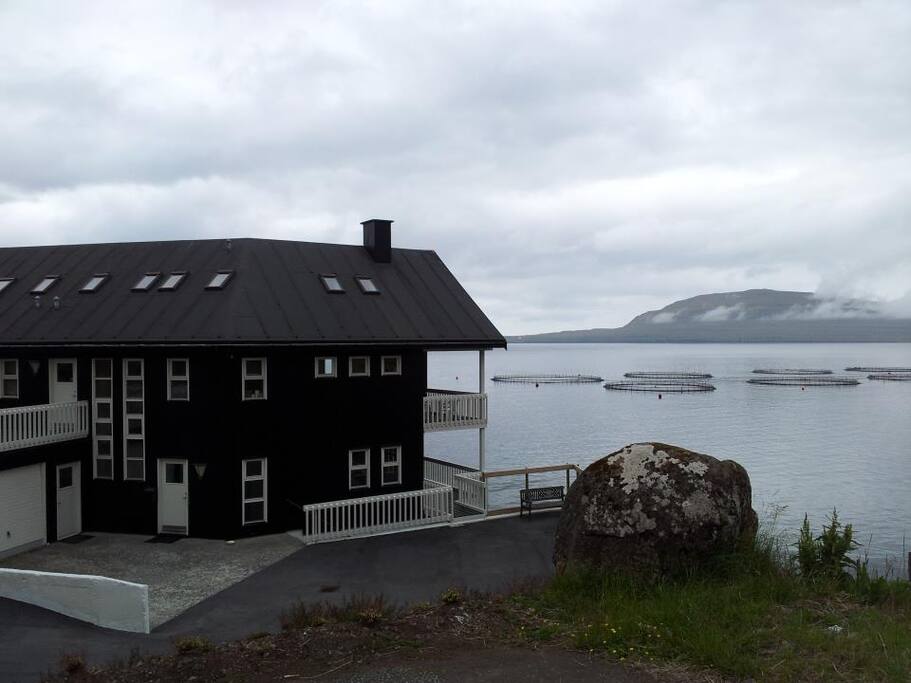 Large house in pure nature - next to the sea. Á Tromini