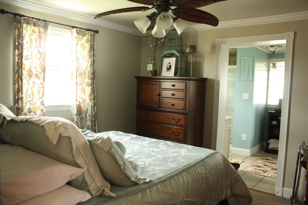 Master bedroom, queen bed
