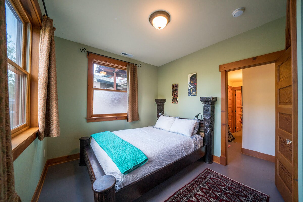 Spavaća soba br. 1
Čvrst bračni krevet s 100% pamučnim plahtama i navlakom za poplun.
Dva prozora pružaju dovoljno svjetla i pogled na planine.