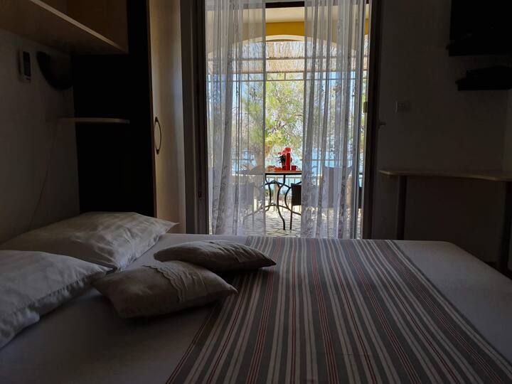 Dhomë private me një dalje në një tarracë që ka një pamje të mrekullueshme deti! 