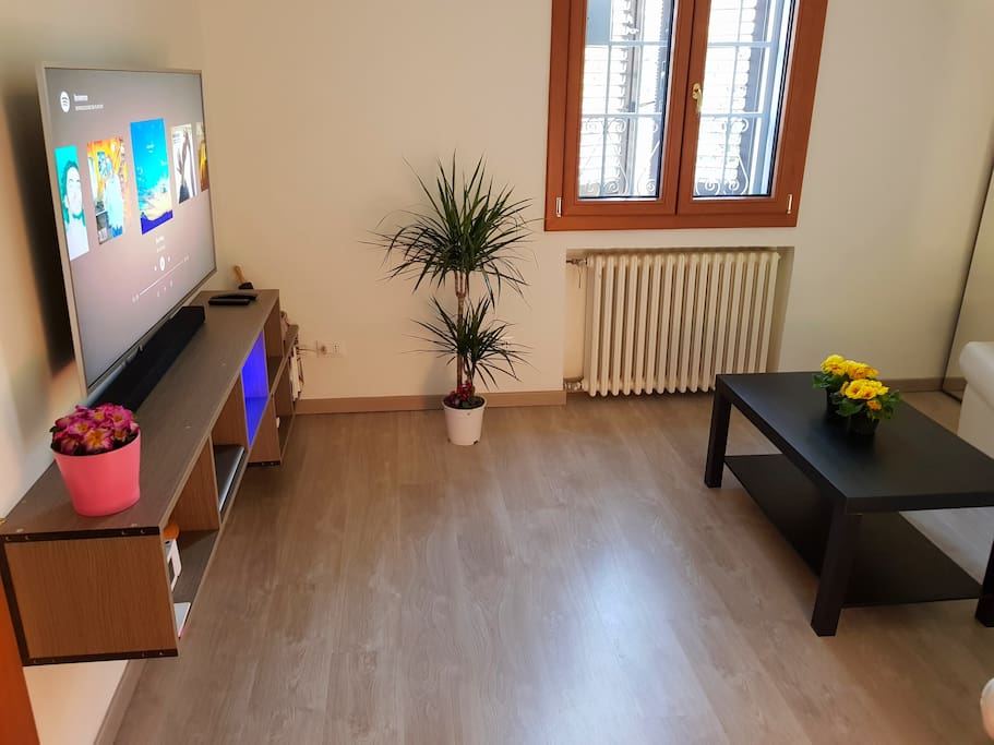 Living room con smart-tv 50" 4K incluso di Netflix e Spotify