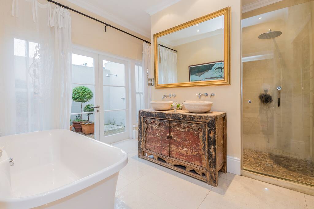 Main En-Suite Bathroom
