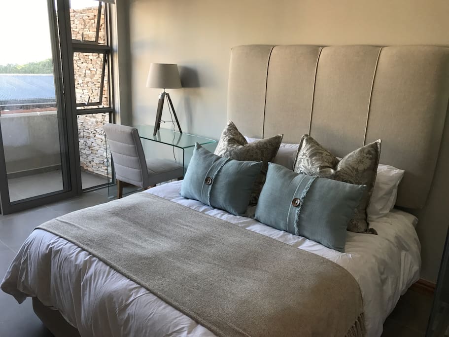 Main bedroom with sea view.
