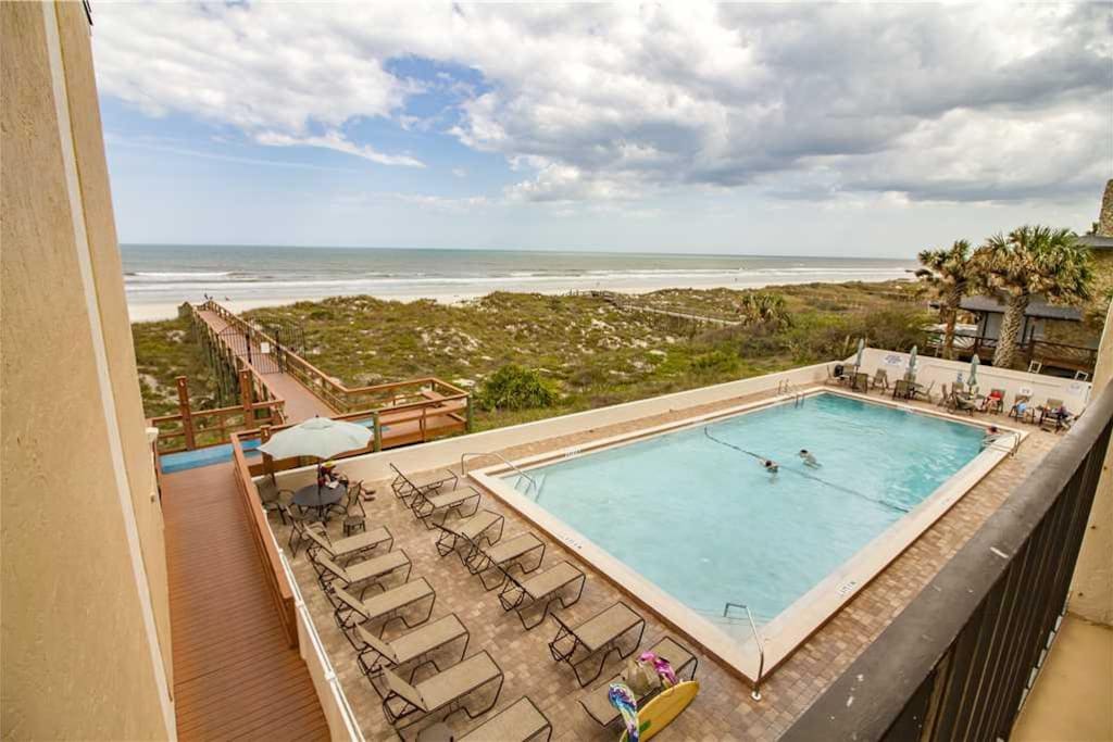 Enjoy the beautiful pool - Sit in the shade with a book, lounge in the sun to work of your tan, or splash around in the pool. Eit