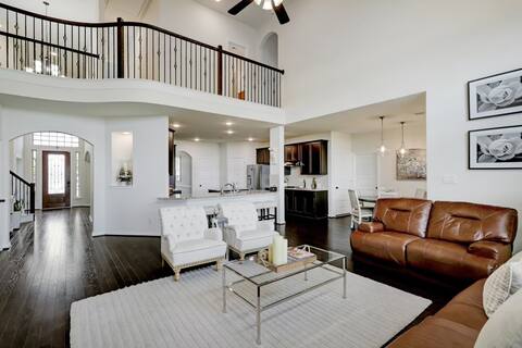 Elegant spacious home with water view. Prime location- Richmond, Katy, Houston, Rosenberg.