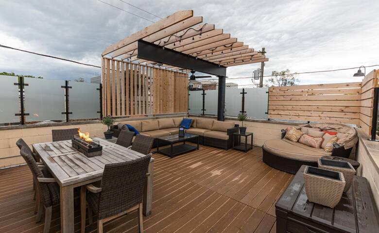 ♥ 3BR/2.5 BA House + Roof Deck in Wicker Park ♥ gallery image 2
