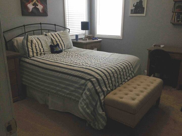 ห้องนอนขนาดเต็มรูปแบบที่เพิ่งได้รับการปรับปรุงใหม่พร้อมห้องน้ำในตัว