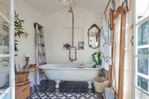 Petite Maison - outdoor bath house, sunroom, cosy.