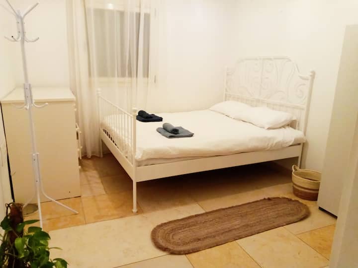 Spálňa # 3 Manželská posteľ + pracovný priestor + veľká komoda