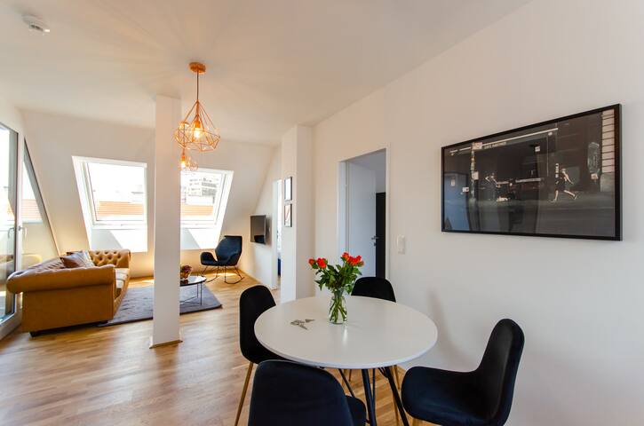 Elegant Penthouse in urban Vienna with Balcony gallery image 5