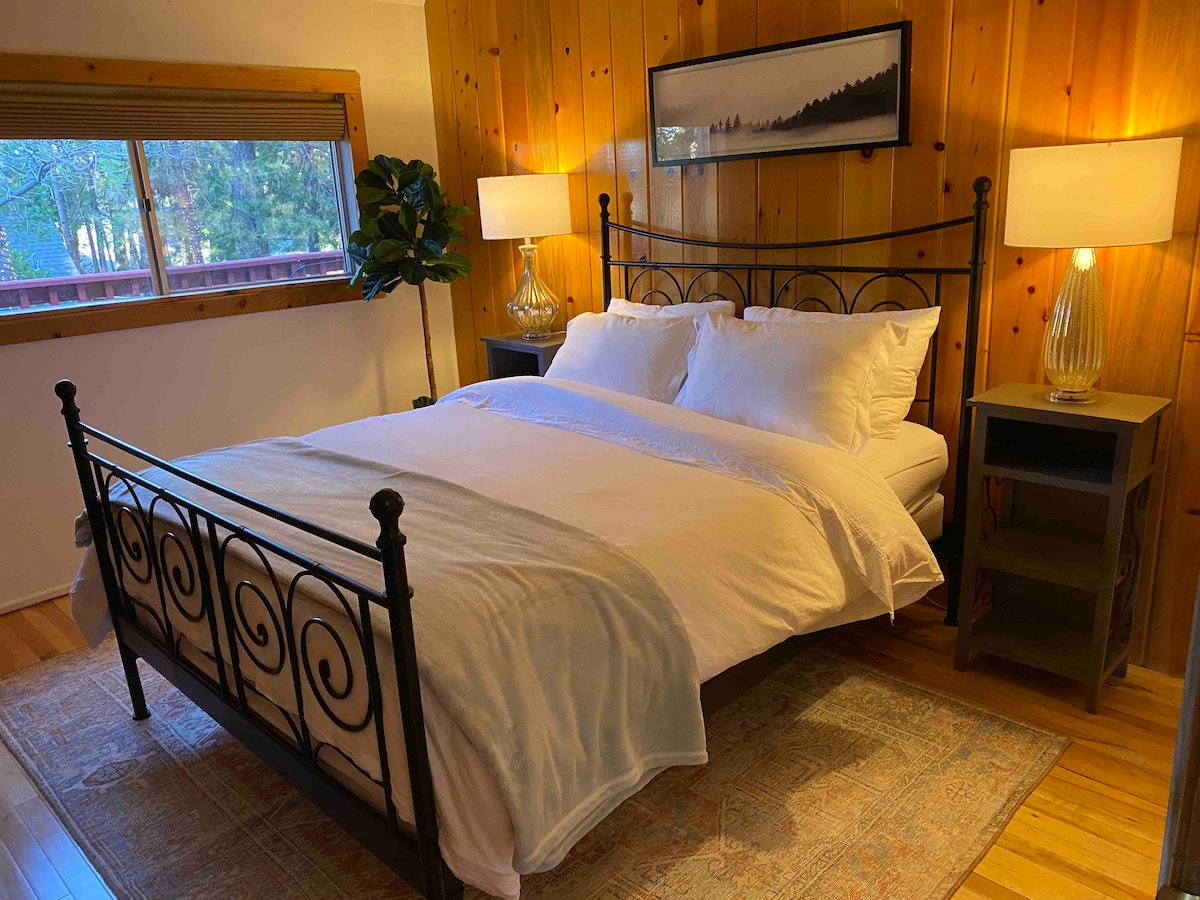 Dhoma e vizitorëve #1 - Vjen me krevat dopio "Queen". Të gjithë krevatet dhe dyshekët tanë janë vërtet të rehatshëm. Kemi gjithashtu shumë çarçafë dhe jastëkë shtesë. 