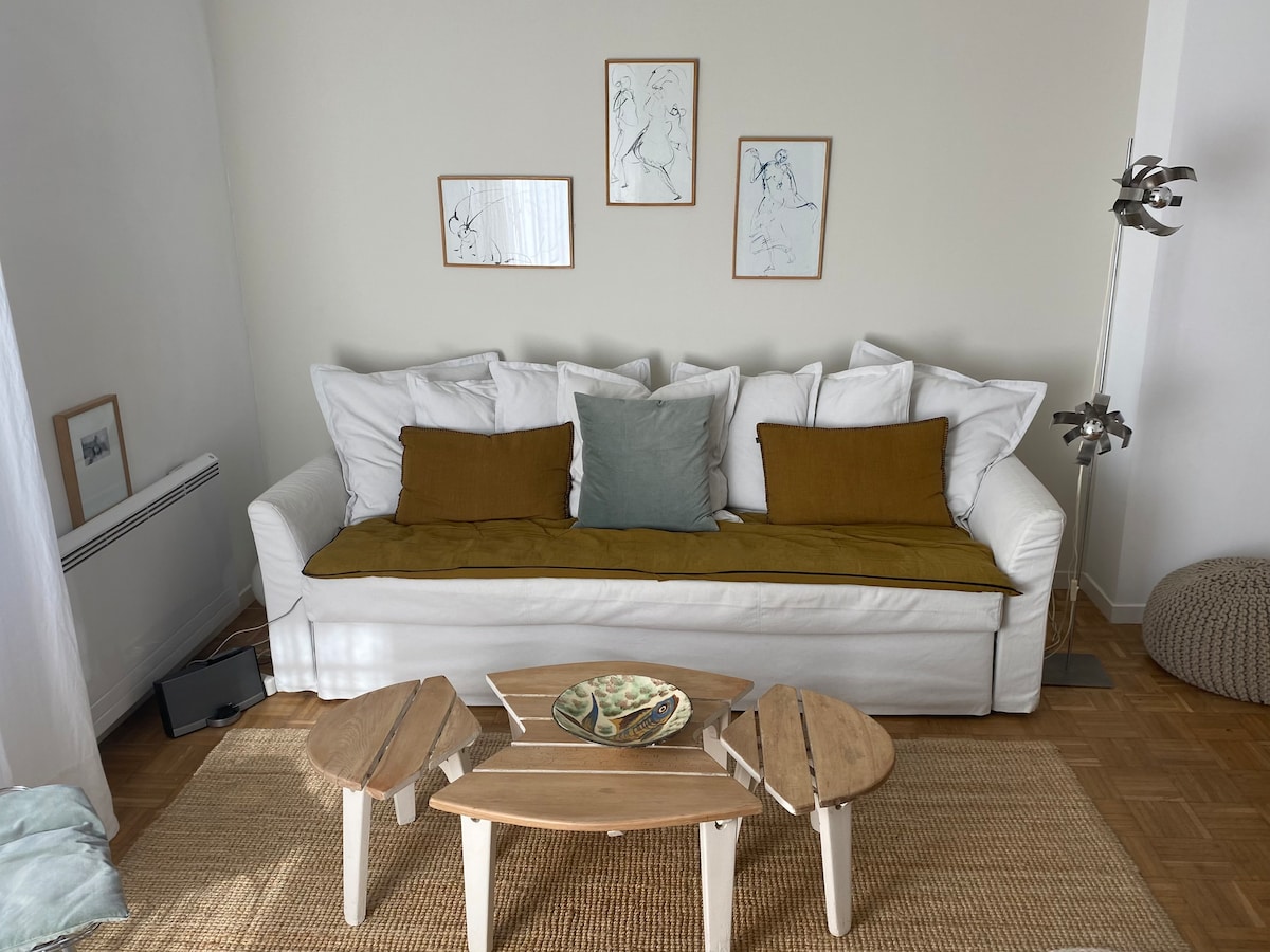 Popular Airbnb listing: Coeur Ste Maxime 46 m2 sea view apartment, walking distance to the beach in Sainte Maxime