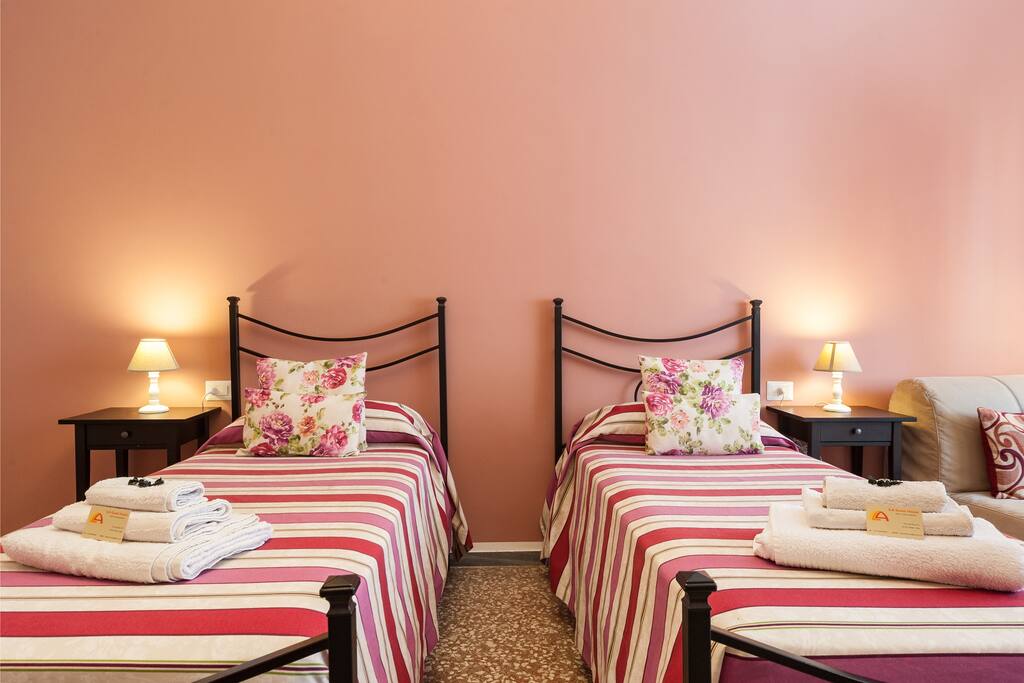 Room with 2 single beds