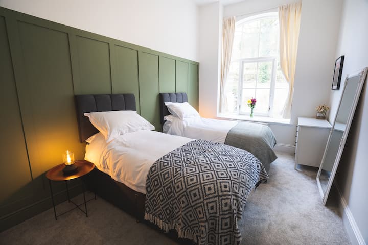 一号卧室-超级加大双人床，也可以分为单人床（如图所示）