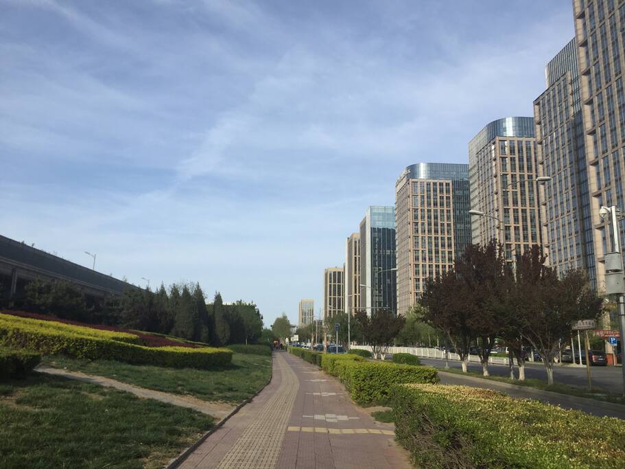 地铁站出来后,林肯公园小区外观