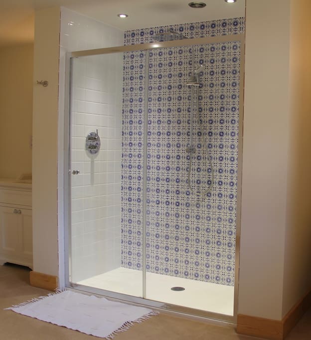 Simpsons Shower with elegant classic fittings.
