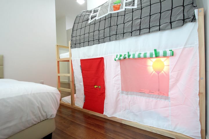 Chumba kikubwa cha kulala- kitanda cha bunk cha watoto
Watoto wako wataipenda