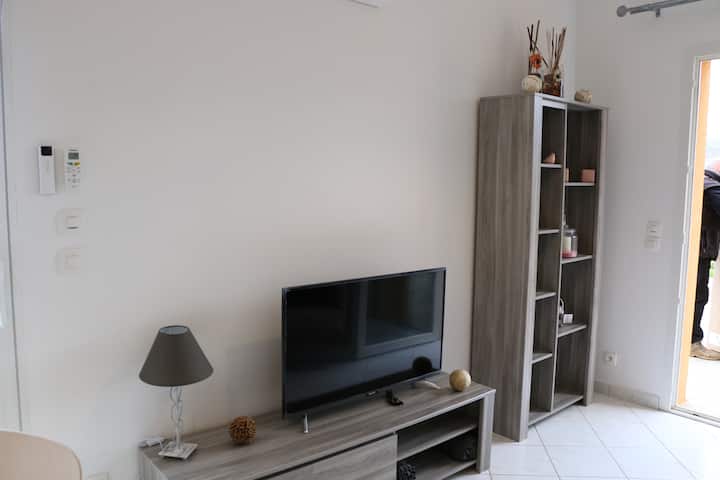 Მისაღები ოთახი ტელევიზორით, Wi ‑ Fi ქსელით, გასაშლელი დივნით, სრულიად ახალი