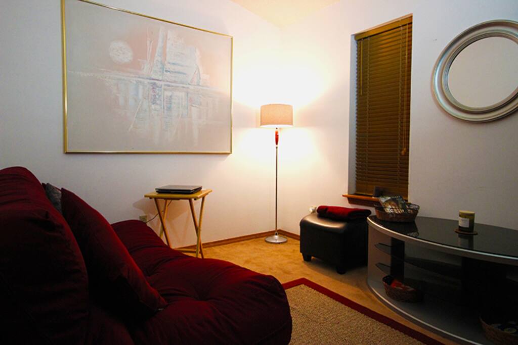 Cozy 1 bedroom. With comforable Futon bed. wifi available.