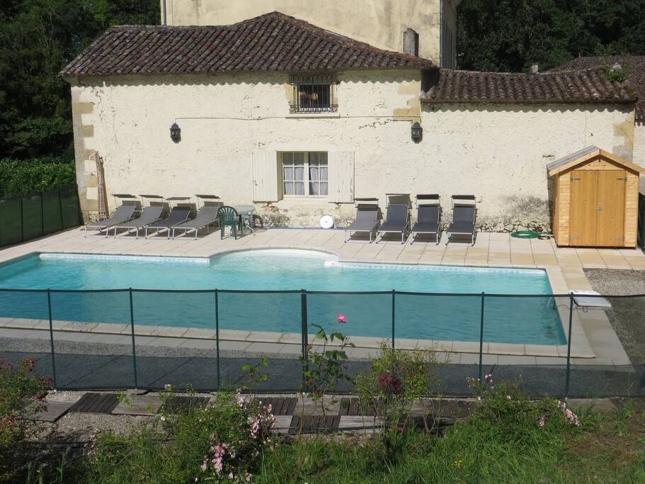 piscine sécurisée 12 x 6
profondeur 1,10 jusqu' 1,70m