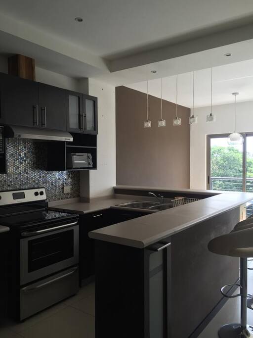 Apartamento Amueblado con todas las comodidades necesarias para una estadía placentera. Cocina totalmente equipada con utensilios y equipo. Refrigerador, cocina, horno tostador, microondas, vajilla, vasos, ollas y demás utensilios.