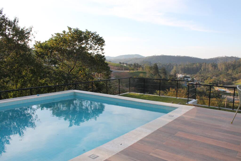 Piscina e vista para montanhas