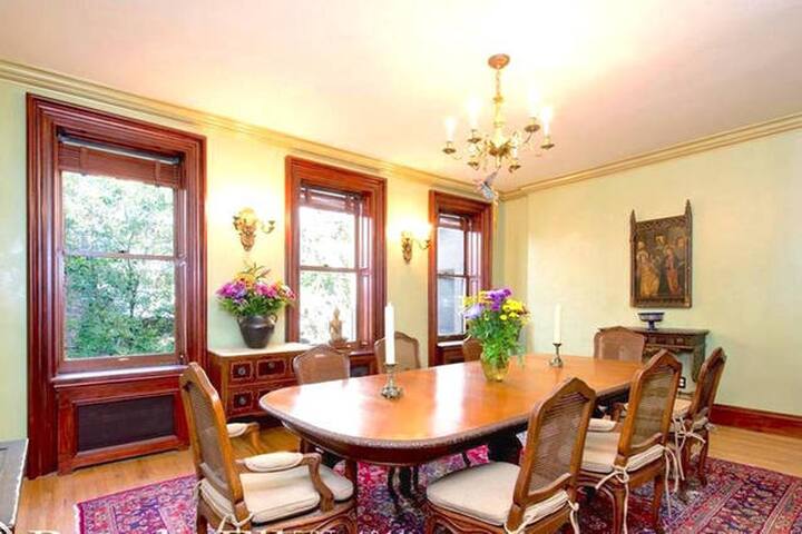 2000 sqf Duplex in Townhouse gallery image 2